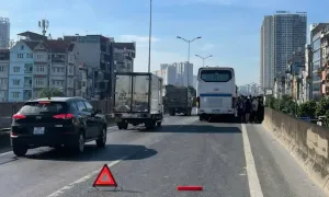 Hơn 40 hành khách mắc kẹt trên vành đai 3 vì bị người lạ rút khóa xe
