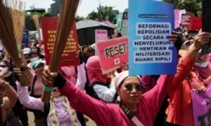 Phụ nữ Indonesia mang chổi đi biểu tình