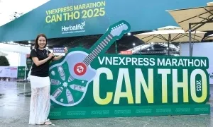 Mô hình cây đàn cao 2 m trước expo VM Cần Thơ hút runner