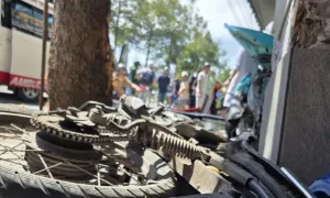 Taxi công nghệ lao sang bên đường tông người đàn ông tử vong