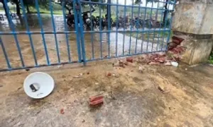 Sét đánh trúng cổng trường học