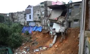 Sạt lở đe dọa hàng chục ngôi nhà kiên cố ở Quảng Trị